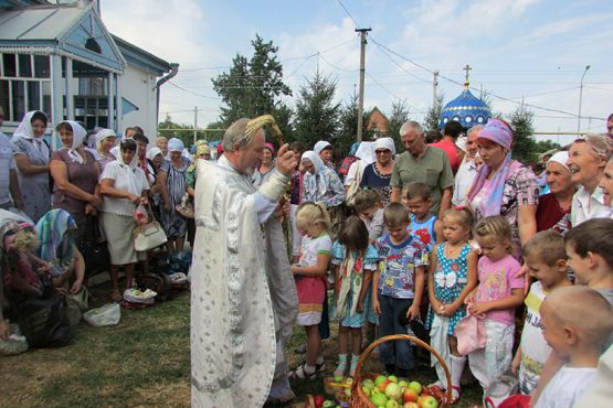 Непременный атрибут празднования яблочного Спаса в детском саду —  плоды собственного урожая