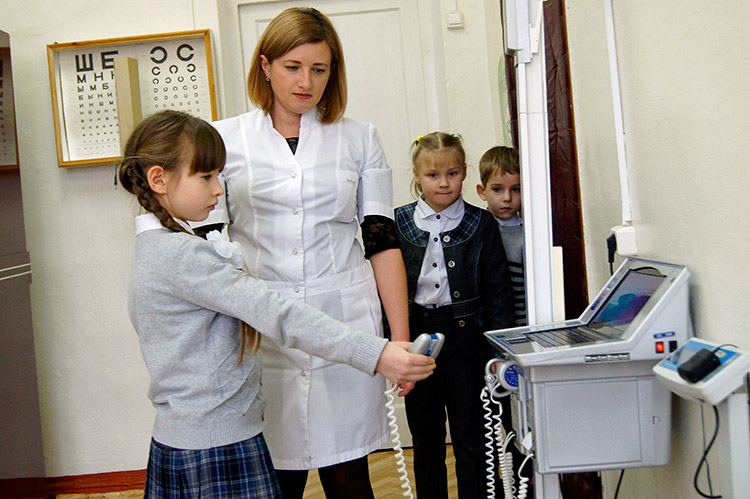 Наталья Алексеевна Василенко с помощью универсального диагностического комплекса измеряет основные антропометрические показатели учащихся 1-го класса
