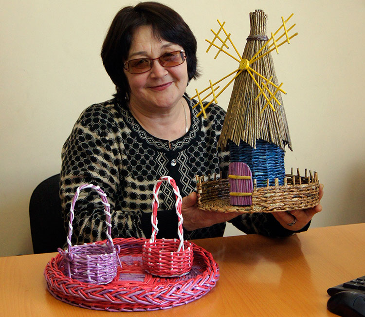 Валентина Николаевна плетет корзины из бумаги