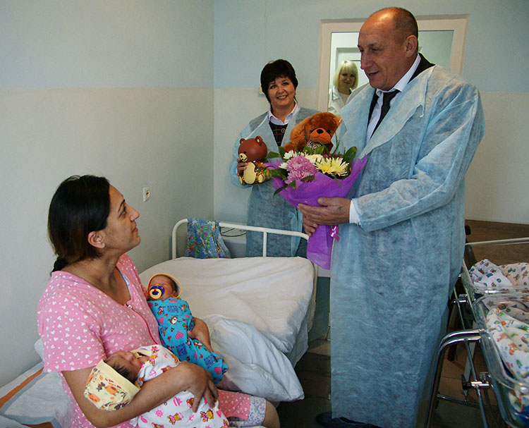 Глава Новопокровского района Юрий Ревякин поздравил Офелю Алексанян с рождением двойни