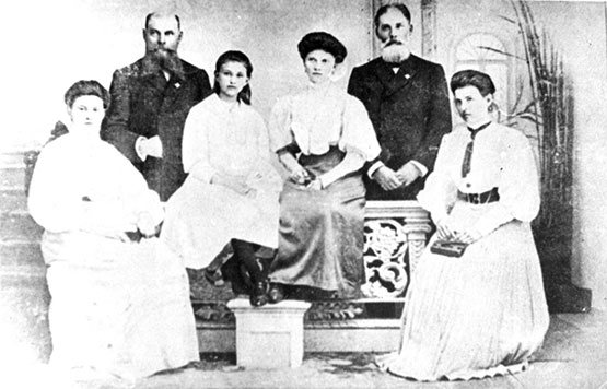 Д.И. Мазаев и В.В. Иванов с женами. 1905 г. Лондон