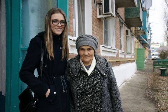 Поздравить с новосельем Викторию Клименко пришла бабушка Зинаида Федоровна Истомина, которая вырастила и воспитала внучку