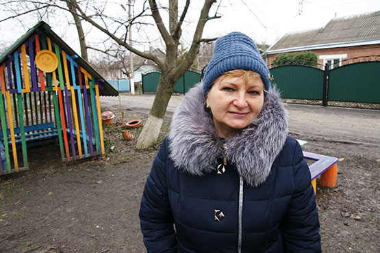 Многодетная мать Елена Масалыкина много лет назад стала инициатором обустройства игровой  площадки для детей, которая сегодня привлекает всю детвору поселка