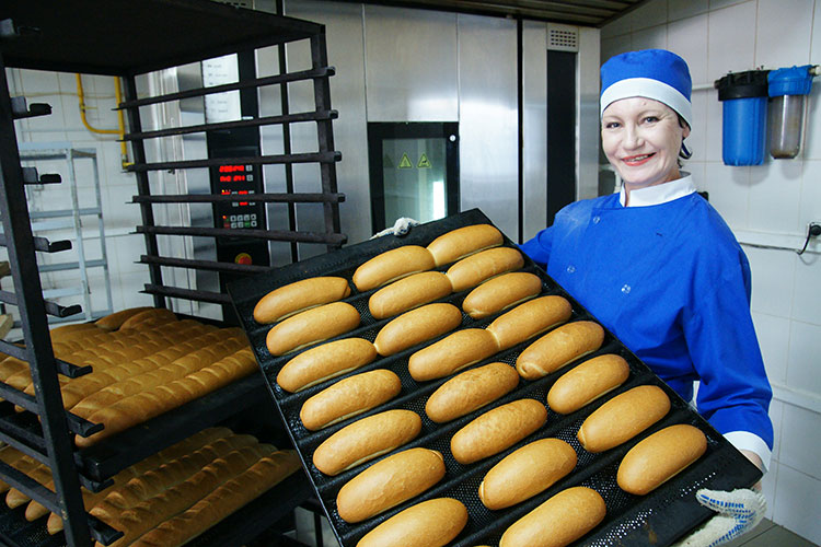 Пекарь ОАО «Кубань» Наталья Жильчик демонстрирует свежеиспеченные хлебные батоны с применением натуральной закваски
