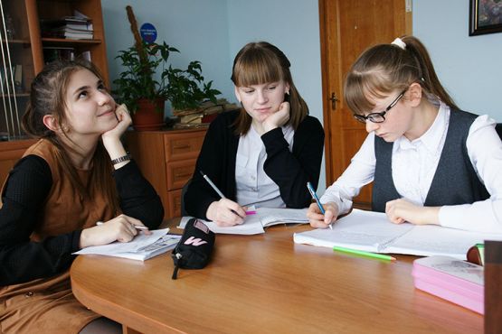 Екатерина Сапрунова, Валерия Калачева и Виолетта Беликова осваивают информационный жанр - пишут заметку