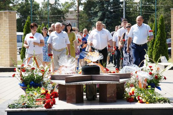 Глава муниципалитета Юрий Ревякин с коллегами возлагает цветы к Вечному огню
