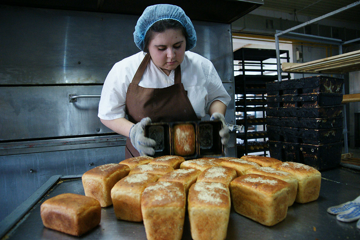 Пекарь-технолог ОАО «Кубань» Екатерина Дорохова выбрала самую женскую профессию. Она специализируется на изготовлении хлеба и различных хлебобулочных изделий