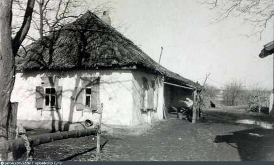 Хата на ул. Калинина с завалинкой и глинобитным полом, крытая камышом (1963 г.)