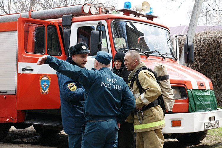 Вадим Амвросов руководит действиями пожарных на учениях в районной поликлинике
