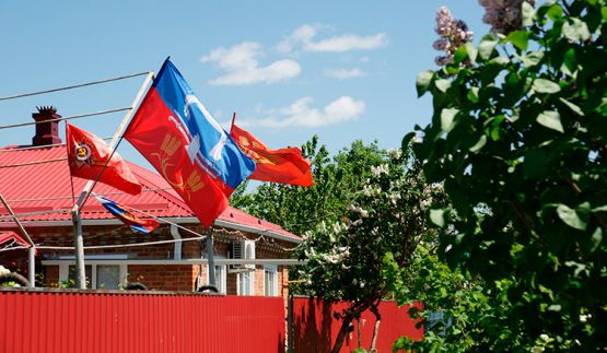 В торжественных случаях и в будничные дни подворье Алексея Николаевича Собачка украшают флаги