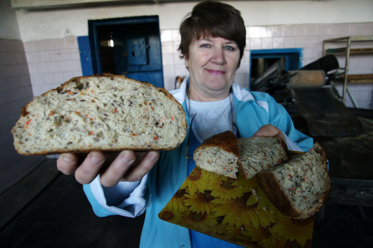 Завскладом новопокровского хлебозавода Елена Шведова показывает, как изнутри выглядит многозерновой хлеб