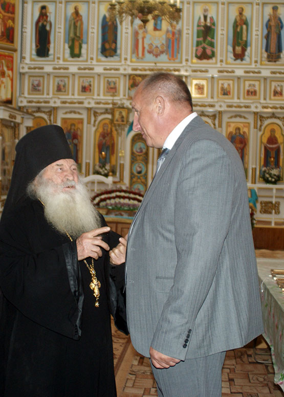 Настоятель Свято-Покровского храма игумен Сергий беседует с главой района