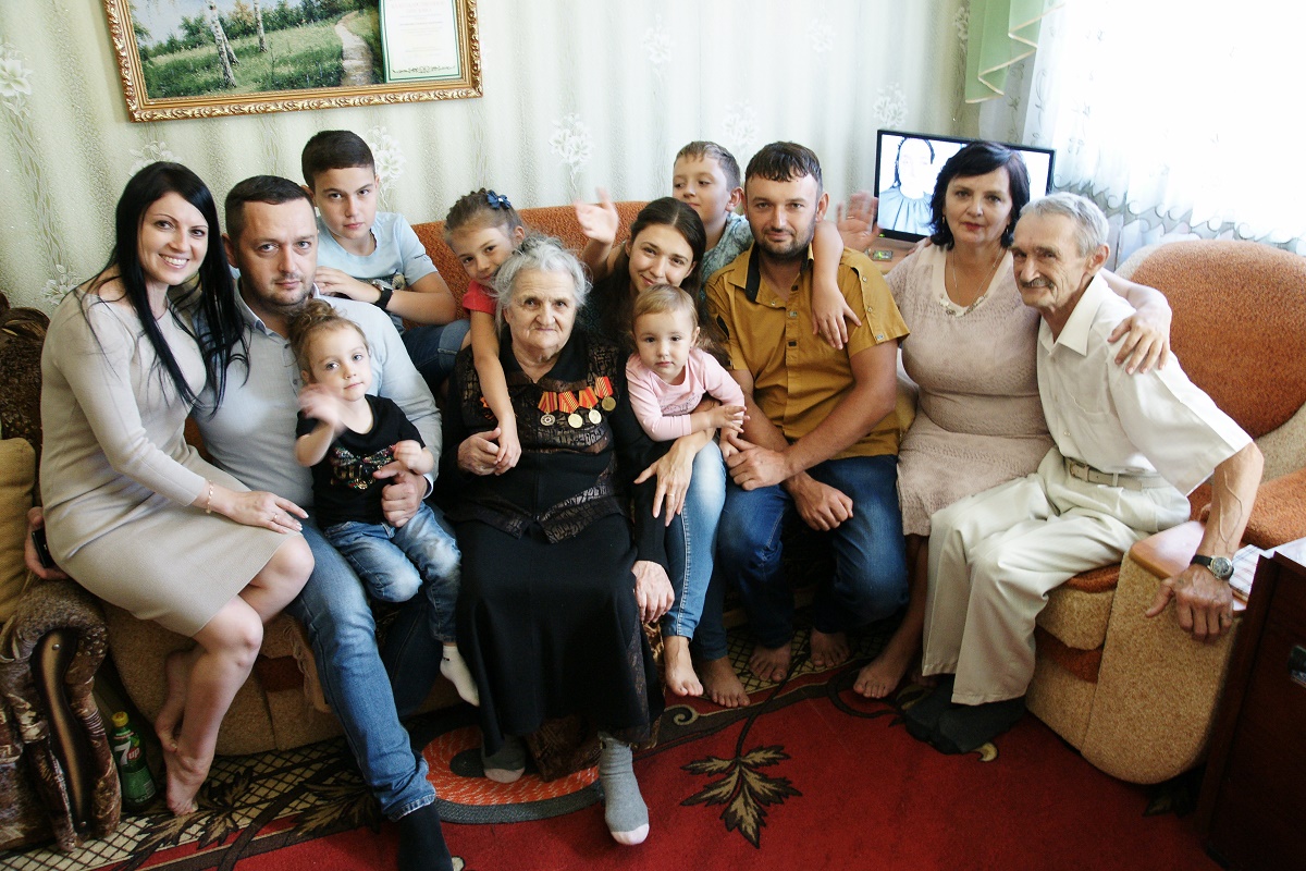 В большой семье Надежды Андреевны Геращенко ценят взаимоуважение. Внуки и правнуки часто навещают бабушку.