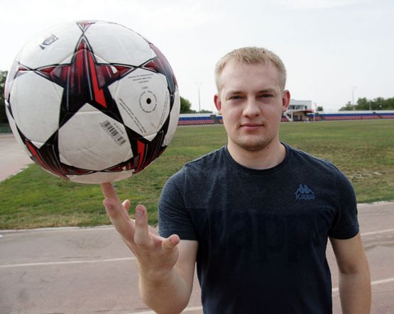 Фристайлер Виктор Рябченко на стадионе «Центральный» демонстрирует мастер-класс по исполнению эффектных трюков с футбольным мячом