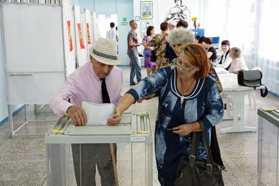 Николай Ильич Дубинин с дочерью Ириной Гаврилко на избирательный участок № 33-12, расположенный в ст. Калниболотской, пришли одни из первых