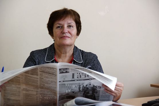 Галина Горичнева с удовольствием читает «Сельскую газету», чтобы быть  в курсе событий, происходящих в нашем районе