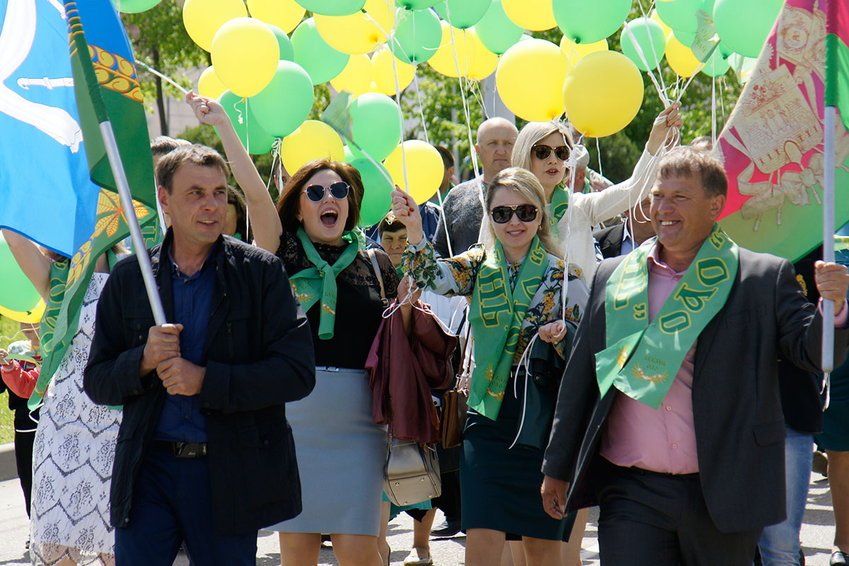 Колонна ОАО "Кубань" с зелеными шарами олицетворяла весну