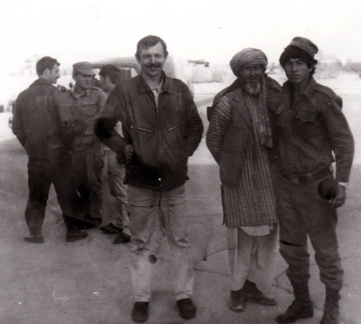 Савицкий Игорь Владимирович с жителями города Кабула, 1987 год