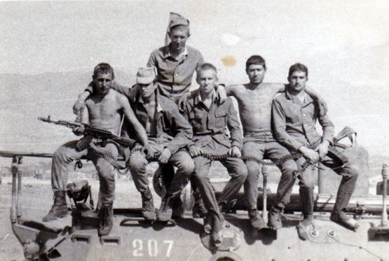 Советские военнослужащие в Афганистане, крайний слева А.А. Абсолямов