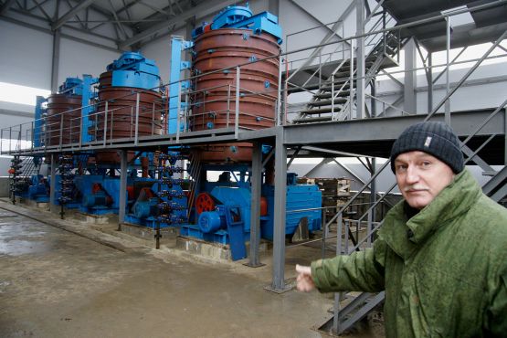 Главный инженер Ровненского маслозавода Иван Иванович Бугаев проводит экскурсию по строящемуся объекту