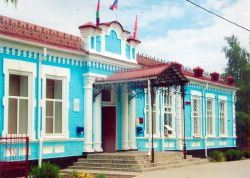В этом старинном здании изначально размещались атаманы, затем — Совет крестьянских и казачьих депутатов, ревком, Ильинский райисполком,  школа № 3, сельский Совет, а сейчас находится администрация Ильинского сельского поселения