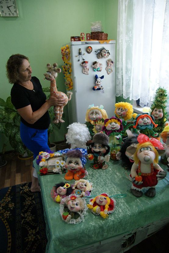 Местная рукодельница Елена Александровна Иващенко делает талисманы на счастье для односельчан