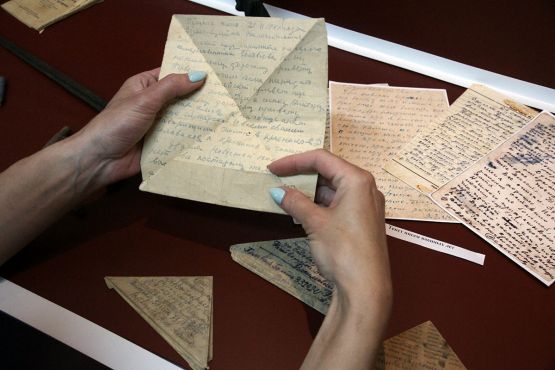 Письма с фронта уже выцвели от времени. Некоторые треугольники сделаны из старых газет. Весточки домой солдаты писали между напечатанных в типографии строк