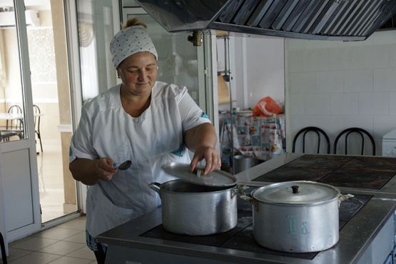 На протяжении многих лет Елена Шипкова работает поваром в ОАО «Россия»