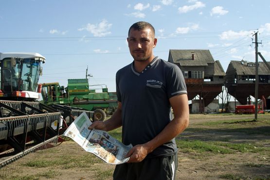 Вячеслав Пацация — самый молодой в коллективе земледельцев КФХ «Алекс», ему 31 год. Убирает урожай на комбайне «Акрос-580». В работе старательно перенимает опыт у старших наставников