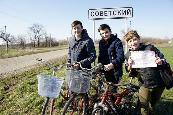 Андрей Тимошенко, Валерий Кухтинов и Антон Тимошенко — давние друзья. И иногда после школы любят прокатиться с ветерком на велосипедах из одного поселка в другой