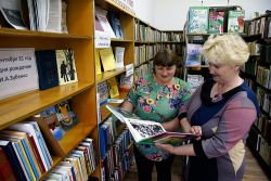 Заведующая Плоской сельской библиотекой Ирина Колесникова и библиотекарь Татьяна Якубовская работают в дружном тандеме