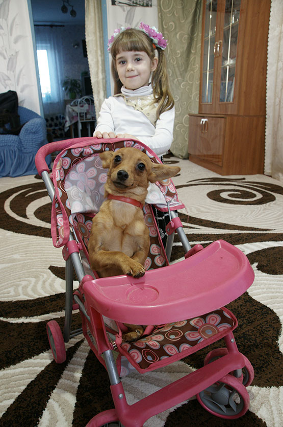 У Юли Таланцевой есть свой любимчик. Четвероногий Рич тоже обожает маленькую хозяйку и всегда рад покататься в ее кукольной коляске