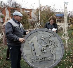 Есть в поселке не только памятники монументального искусства и истории, но и народные. Один из них — деревянному рублю – сделал местный умелец Сергей Пискунов