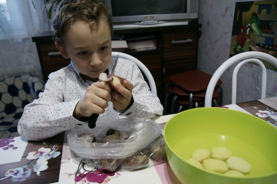 Саша Таланцев — первый помощник у мамы на кухне:  и стол накроет, и картошку почистит, и пирог испечет