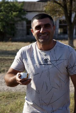 Анри Арутюнов оставил город ради того, чтобы по утрам выпивать чашку ароматного кофе на свежем воздухе