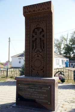 У памятника основателям хутора проходят митинги