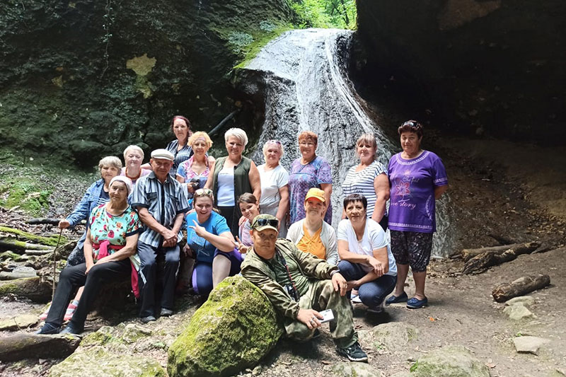 Группа сделала фото на память у водопада Фата невесты, конечной точки путешествия