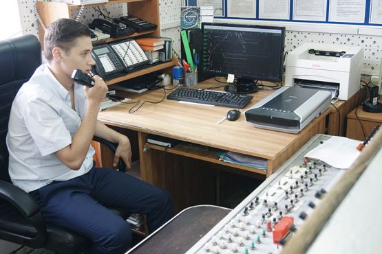 Контролирует маневры поездов за пультом управления дежурный по станции Дмитрий Любченко