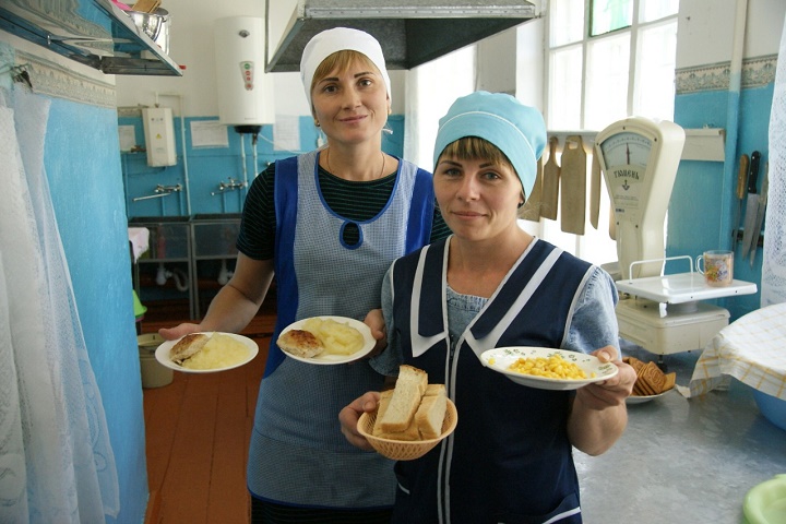В СОШ № 7 повара Ольга Тимошенко и Евгения Шныркова кормят вкусной и здоровой пищей