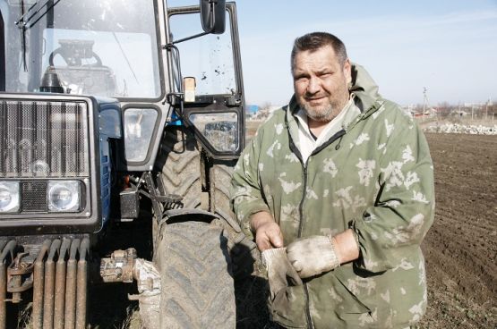 Механизатор Николай Попов ведет обработку почвы под сев люцерны