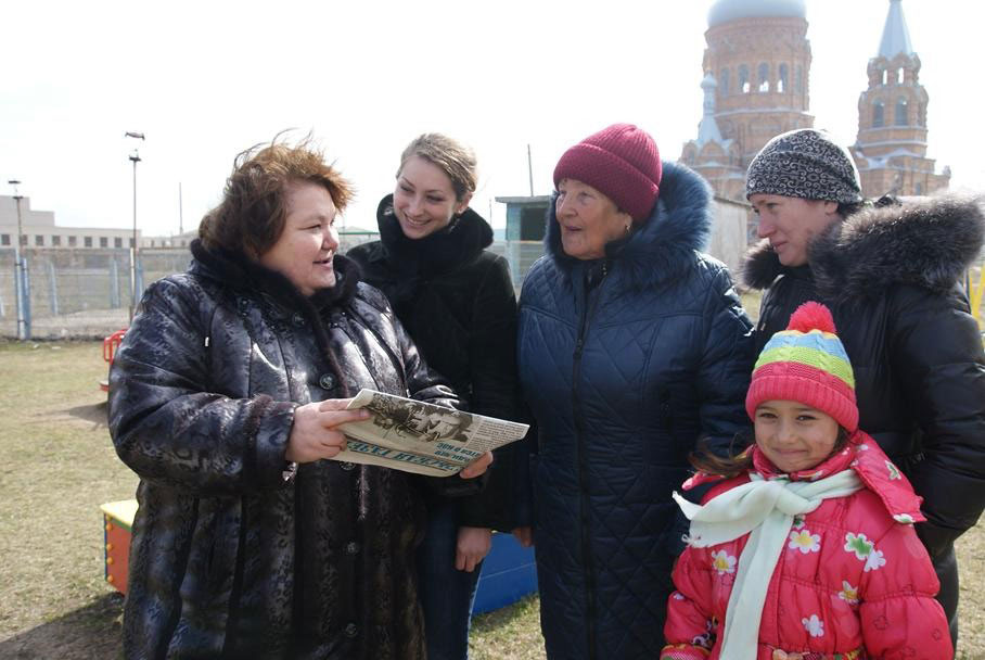 Галина Кривошеева (слева) на встрече с жителями ст. Новоивановской