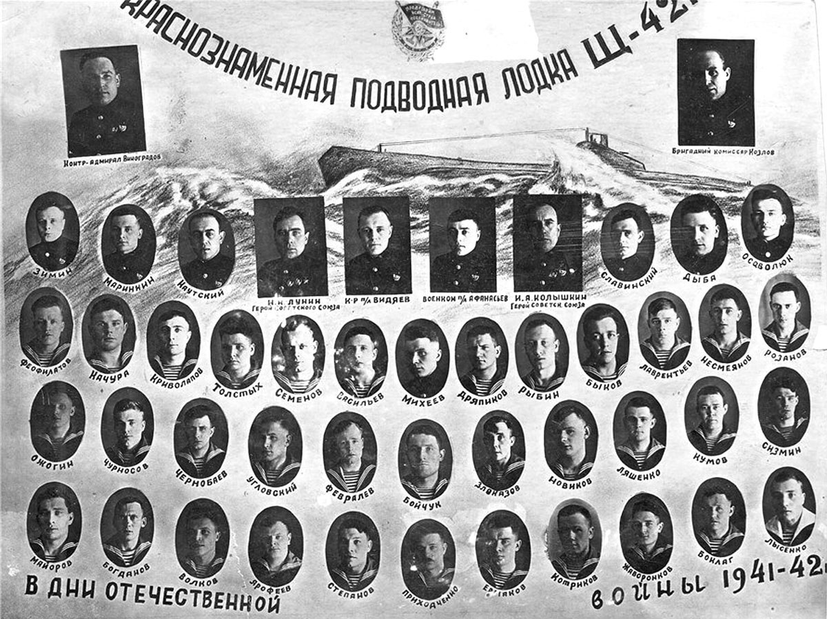Этот снимок семья Богдановых несет в шествии «Бессмертный полк». На нем – фотографии всего экипажа легендарной подводной лодки Щ-421