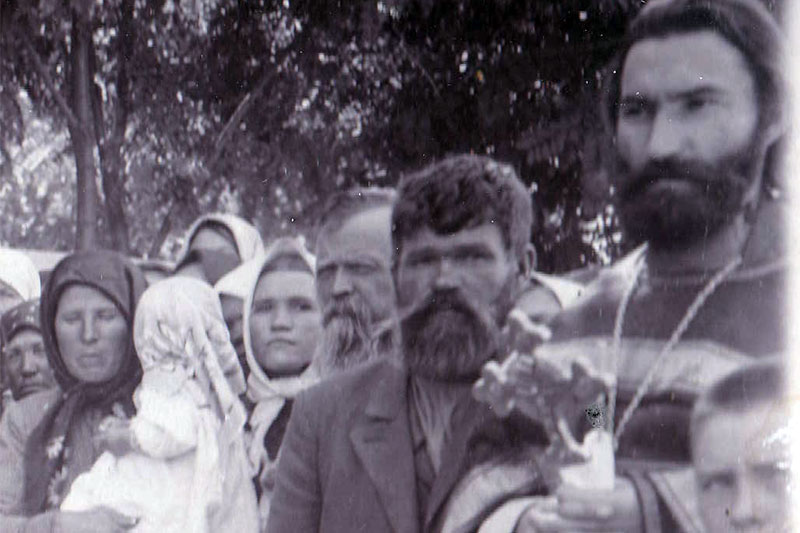 Священник  Алексей  Иванович Кулабухов (крайний справа)  проводит службу