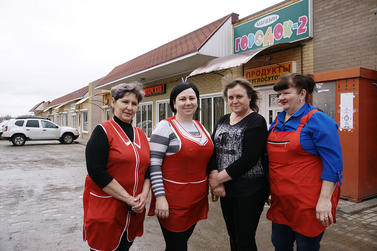 Татьяна Латыш (вторая справа) считает своих работников — Елену Новичихину, Елену Хрускину и Марину Латыш – второй семьей