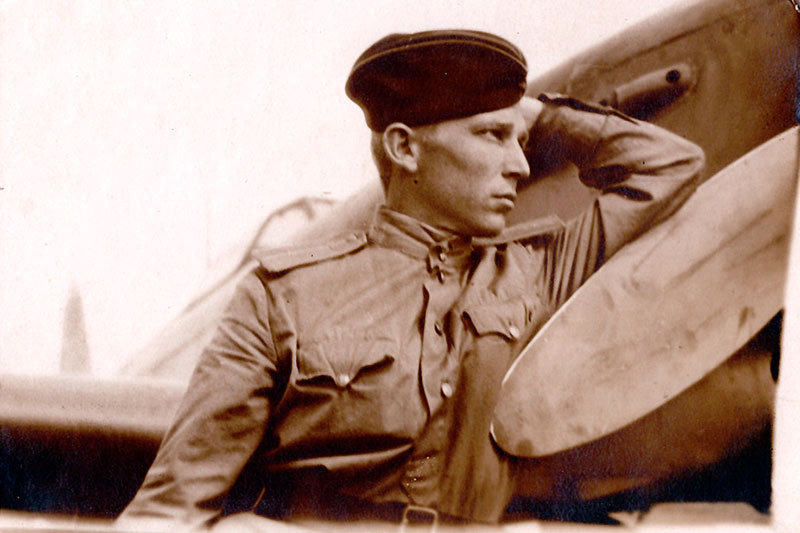 Младший лейтенант Алексей Иванович Горшалёв у боевого самолета