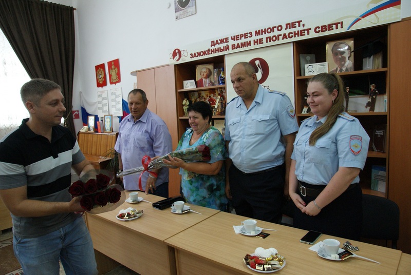 Ст новоивановская новопокровского. Фото сотрудников полиции. Библиотечная полиция. Полиция для детей. Сельский милиционер.