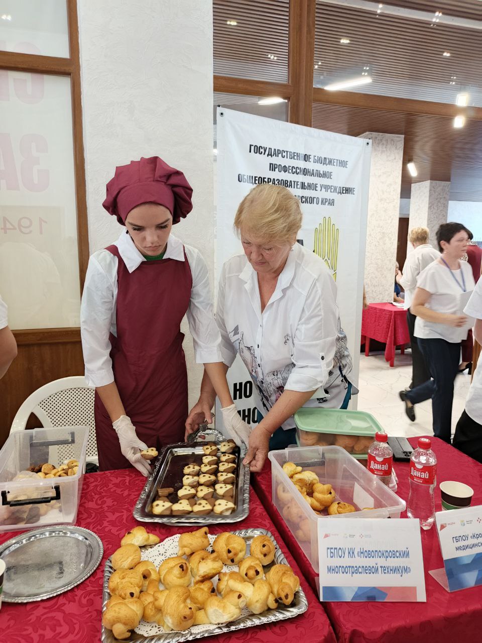 Работодатели, представители учебных заведений  устроили красивые, вкусные и познавательные презентации. Фото А. Сергеевой