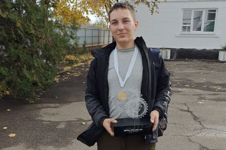 Геннадий Русских заканчивает обучение в Новопокровском многоотраслевом техникуме и получает свой первый трудовой опыт в фермерском хозяйстве. / Фото предоставлено Г. Русских 
