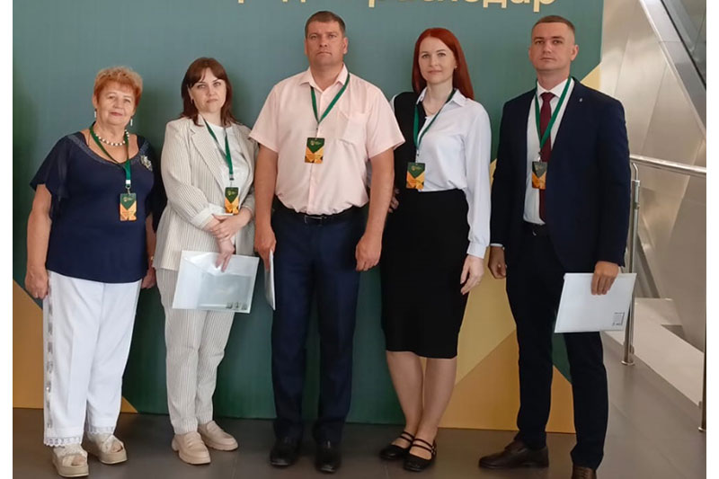 Слева направо: Розалия Червонная, Марина Кухтинова, Денис Красников, Евгения Трунова, Александр Дыбов приняли участие в работе окружного форума Комитета семей воинов Отечества. / Фото предоставлено Р. Червонной