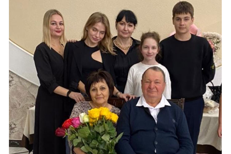 Супруги Владимир Владимирович и Надежда Николаевна Щеблыкины с детьми и внуками отметили золотой юбилей семейной жизни. / Фото предоставлено В. Щеблыкиным